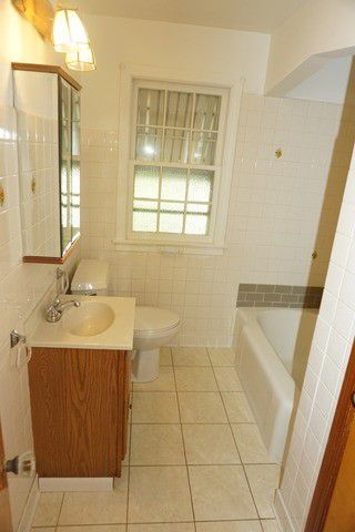 324 South Maple Street Itasca, IL 60143 - Photo 12 of 21 a bathroom with a sink a toilet and tub