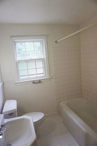 324 South Maple Street Itasca, IL 60143 - Photo 21 of 21 a bathroom with a toilet sink and bathtub