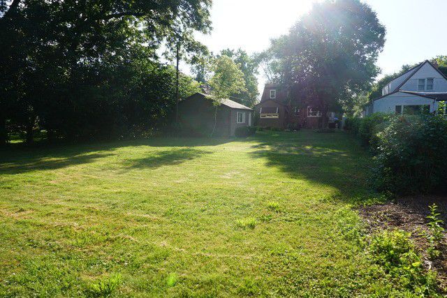 324 South Maple Street Itasca, IL 60143 - Photo 4 of 21 a view of a trees in a yard