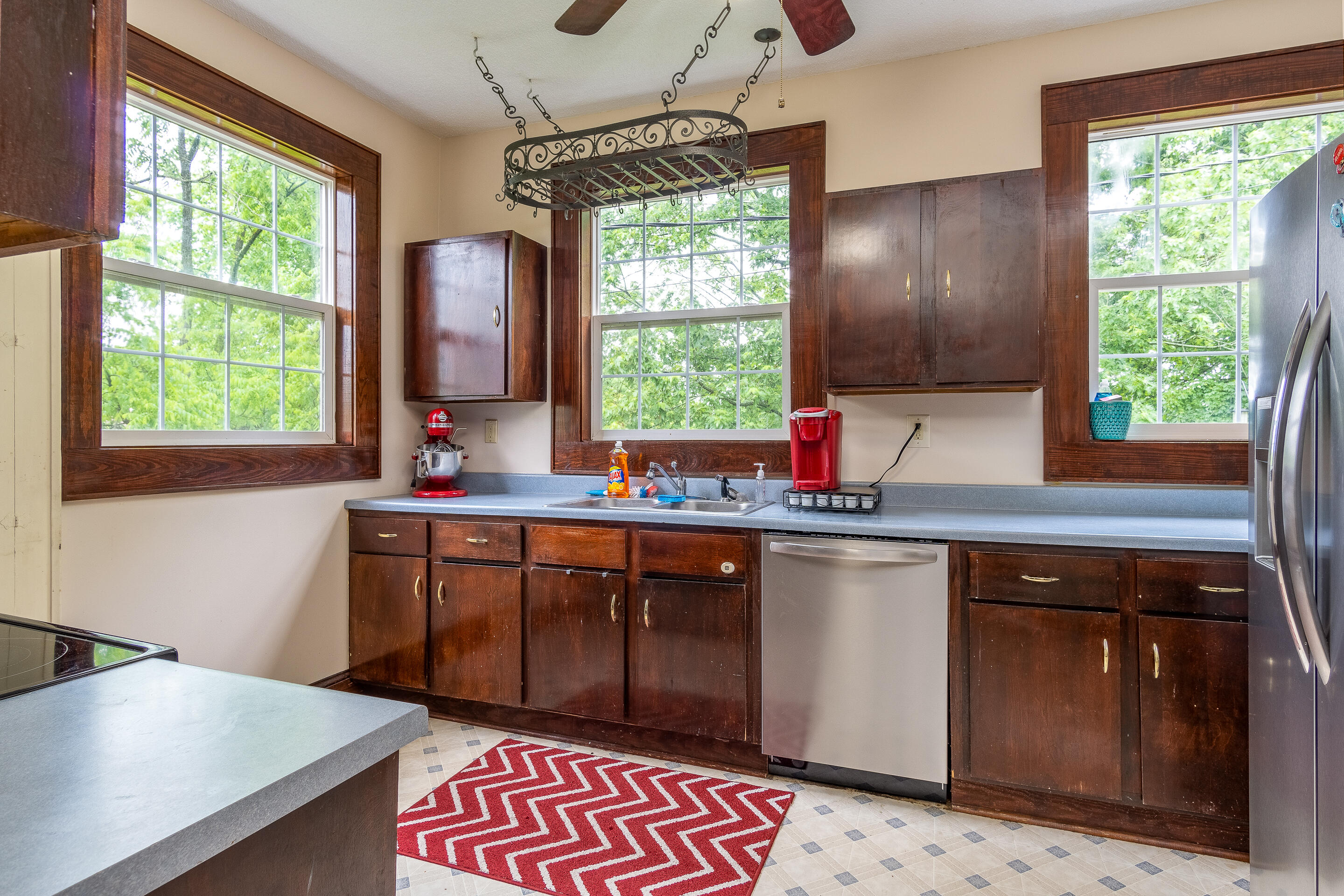 1709 Clifton Road Bristol, TN 37620 - Photo 15 of 42 interior-8