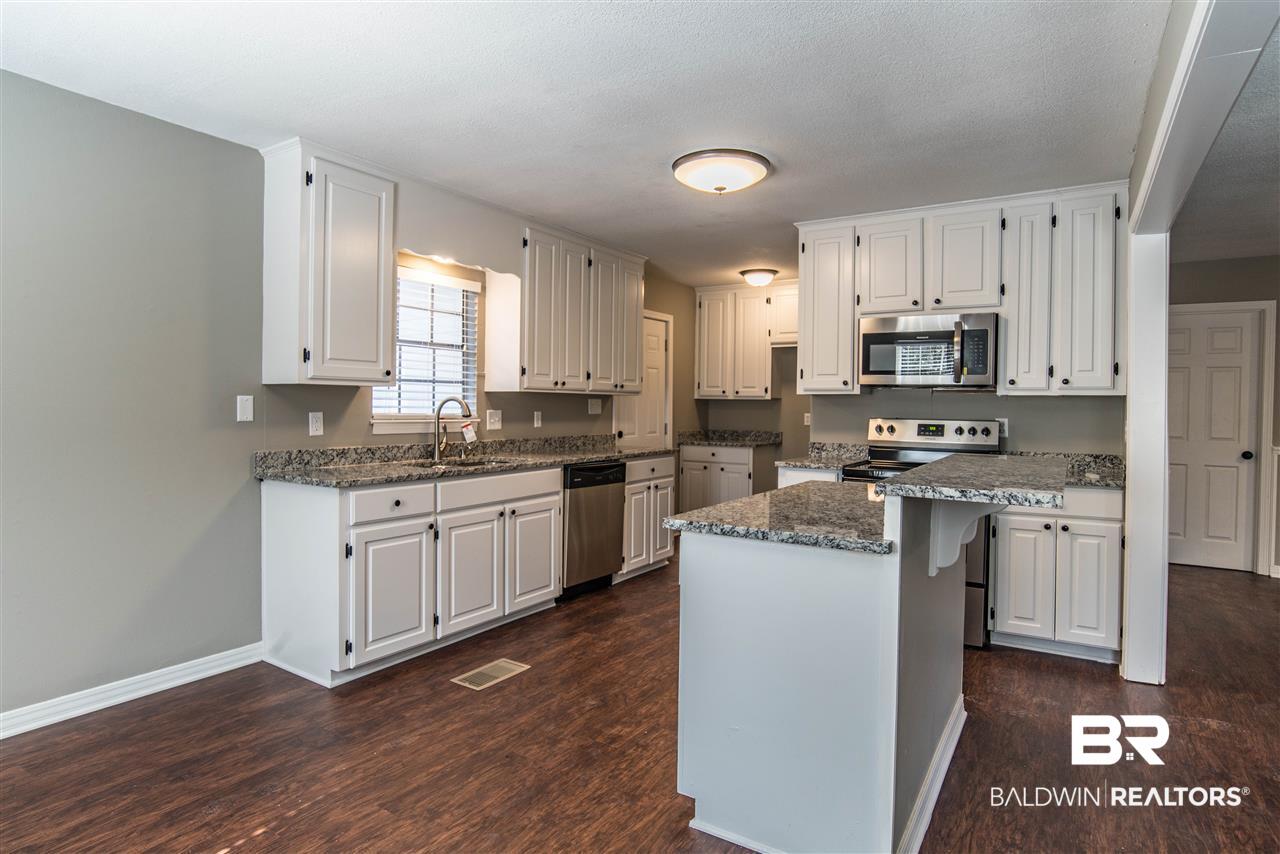 906 Whispering Pines Road Daphne, AL 36526 - Photo 5 of 33