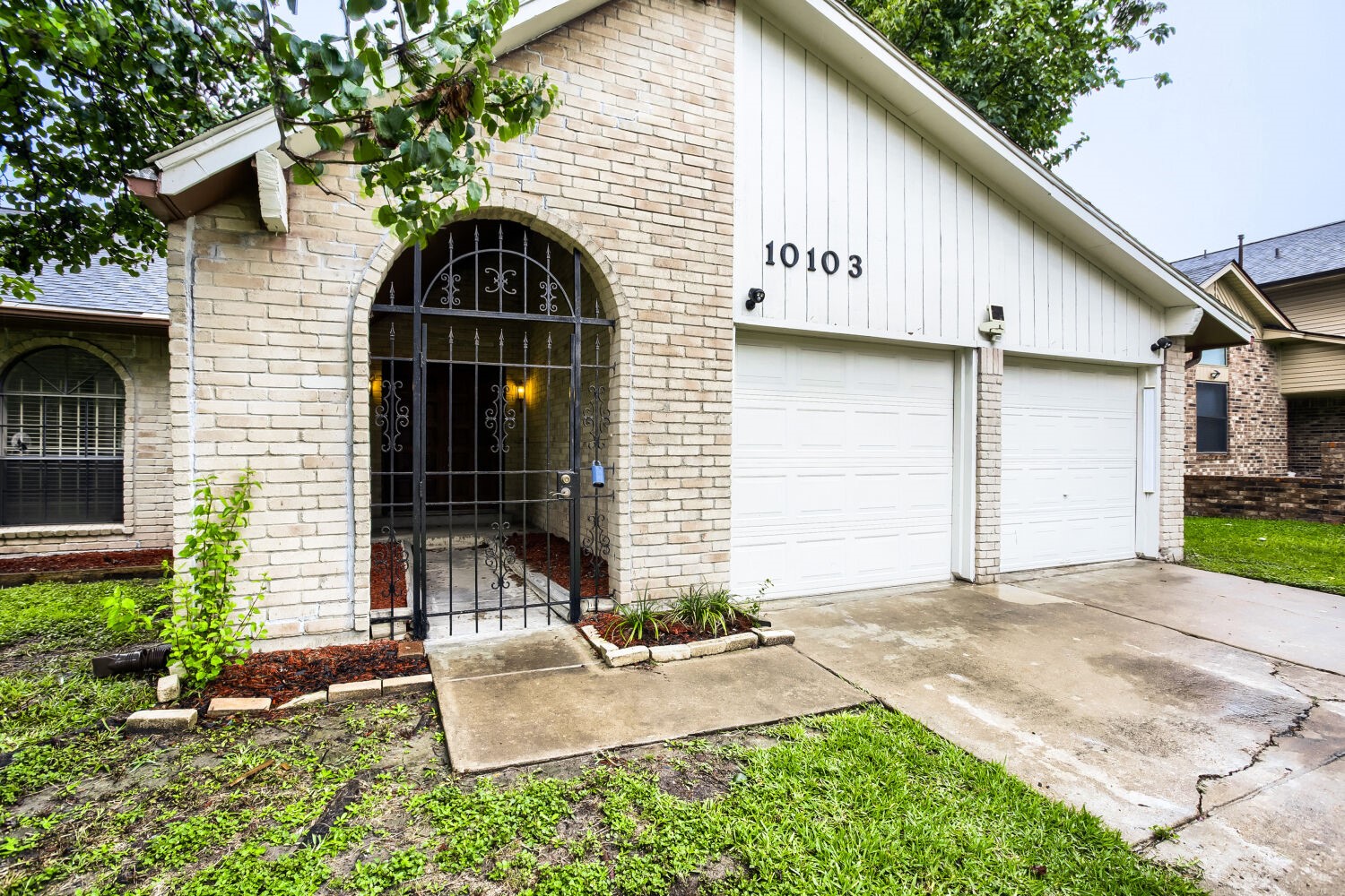 10103 Inwood Shadows Street Houston, TX 77088 - Photo 26 of 32 a front view of a house with yard