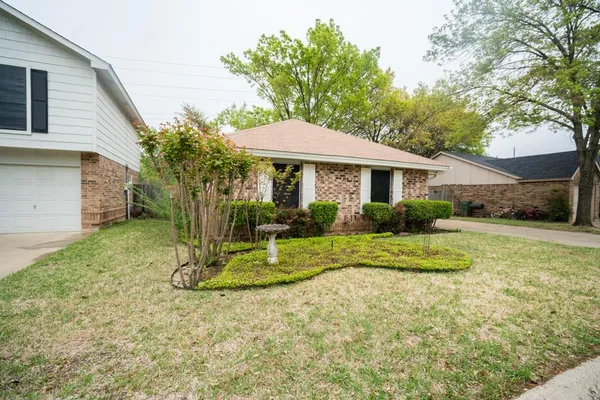 a view of a house with backyard