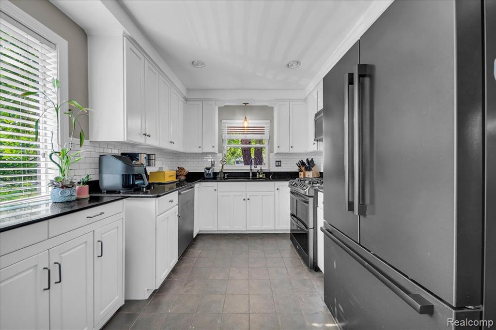 16141 Reedmere Avenue Beverly Hills, MI 48025 - Photo 10 of 42