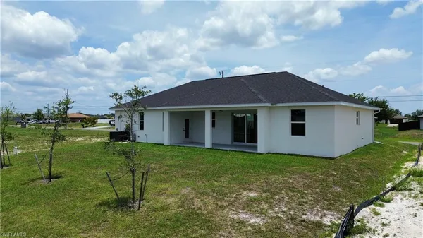 a view of a house with backyard