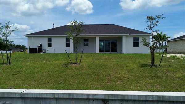 a view of a yard in front of a house