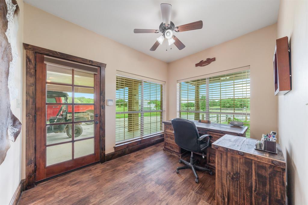 289 Blackjack Road Valley View, TX 76272 - Photo 25 of 40 a living room with furniture and a window