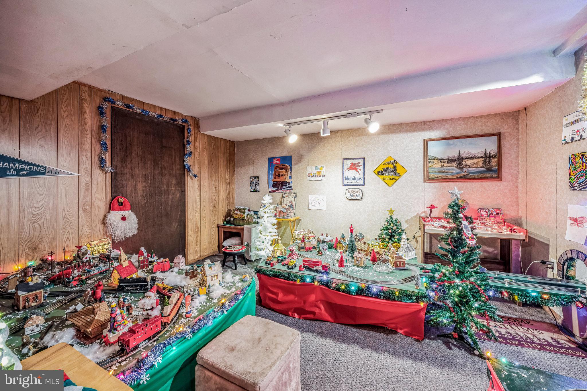 415 Doerrmann Drive Mickleton, NJ 08056 - Photo 28 of 38 a room with flowers and lots of fruit stand