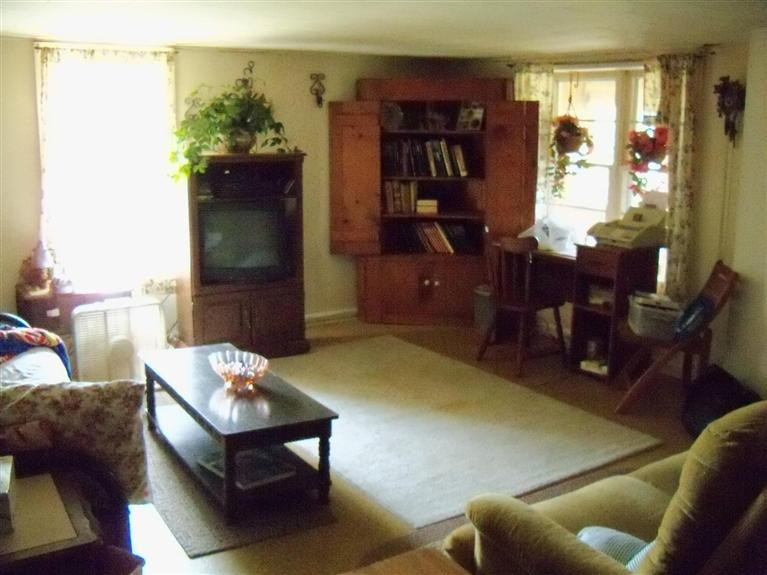 5101 Pine Ridge Road Winchester, KY 40391 - Photo 12 of 33 Living room.