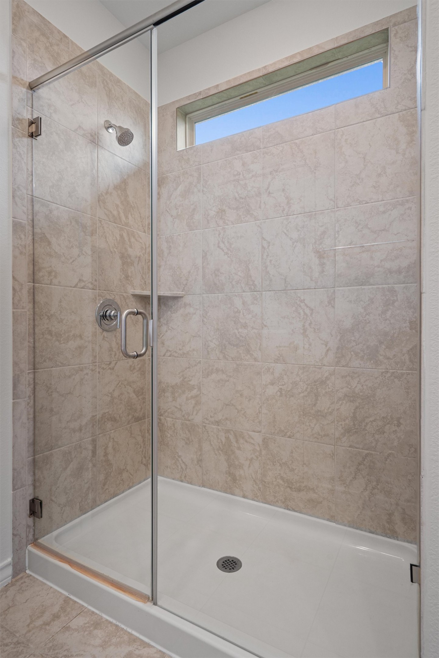 104 Stinchcomb Road Hutto, TX 78634 - Photo 18 of 40
The private primary suite offers more greenbelt views, an en suite bath with dual vanities, a walk-in shower, and a spacious walk-in closet.