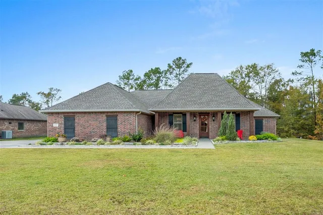$395,000 | 2717 East Robinwood Drive, Lake Charles, LA 70611