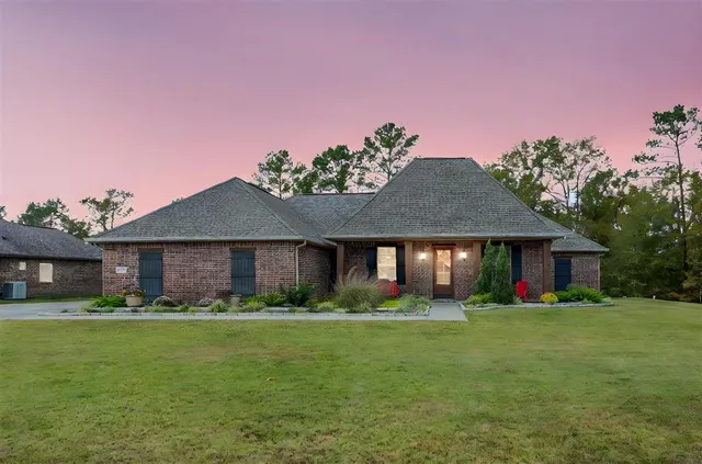 $395,000 | 2717 East Robinwood Drive, Lake Charles, LA 70611