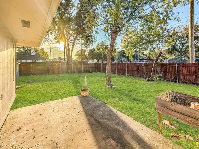 a view of a back yard