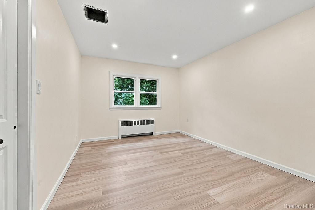 84 Middle Neck Road Roslyn, NY 11576 - Photo 19 of 28 Gallery Image 19