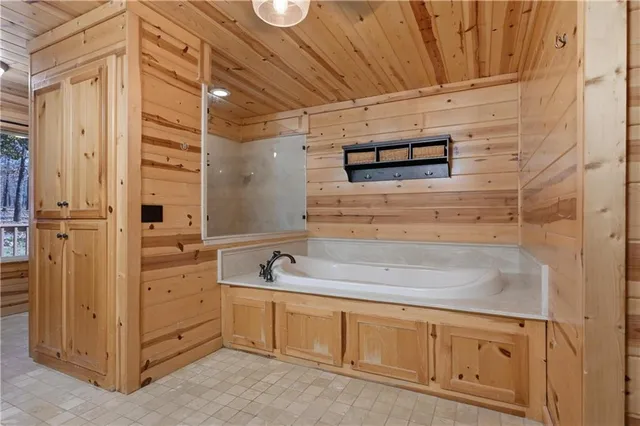 $800,000 | 55750 East 360 Road, Jay, OK 74344