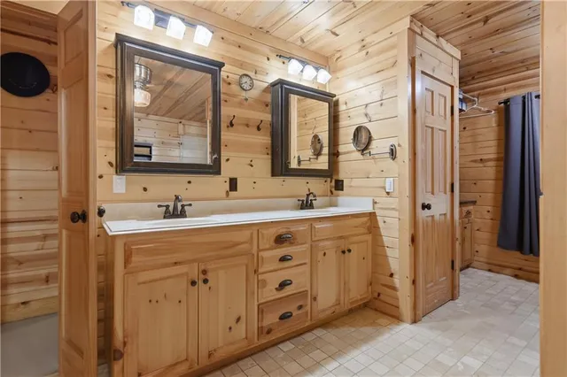 $800,000 | 55750 East 360 Road, Jay, OK 74344