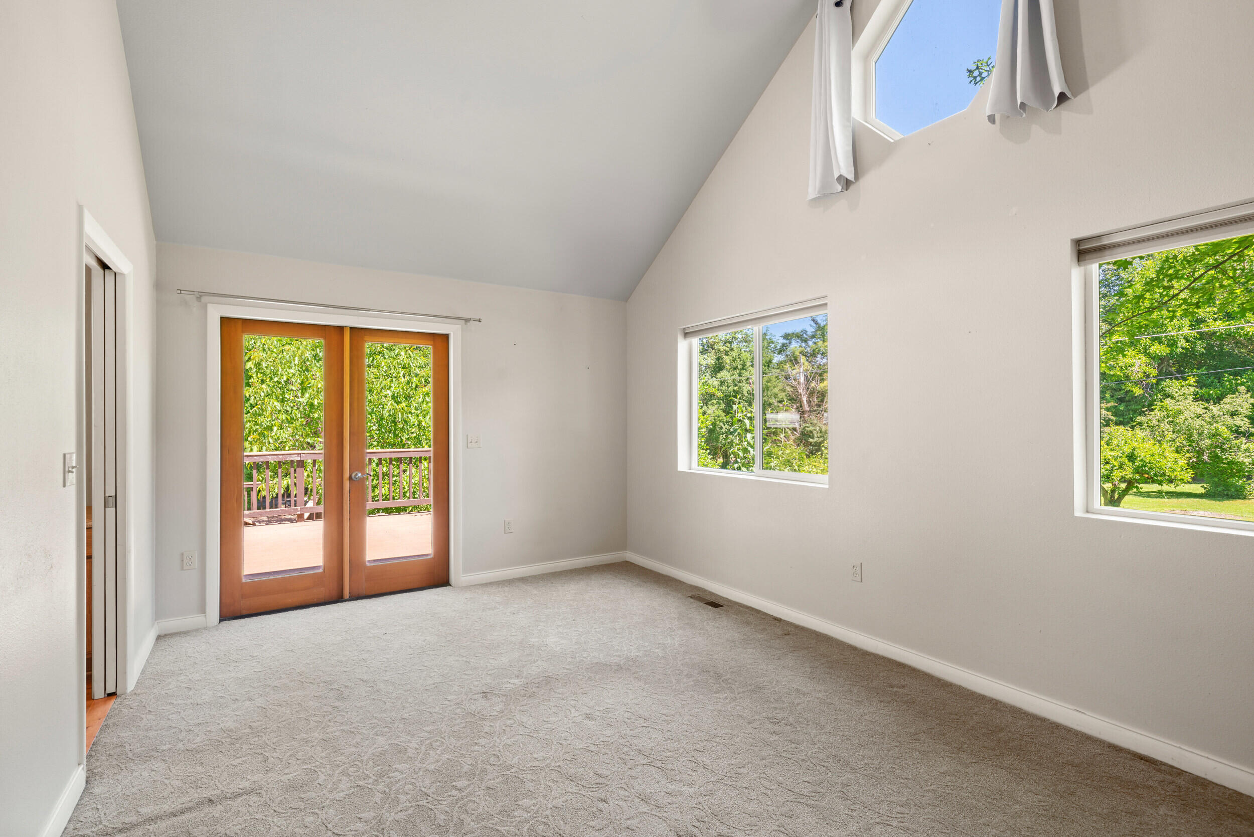 2835 Sundown Road Medford, OR 97501 - Photo 13 of 61 Cottage bedroom