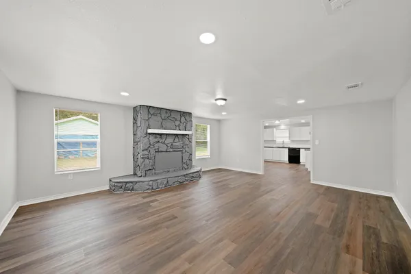 $1,525 | 516 Coleman Street, Clute, TX 77531