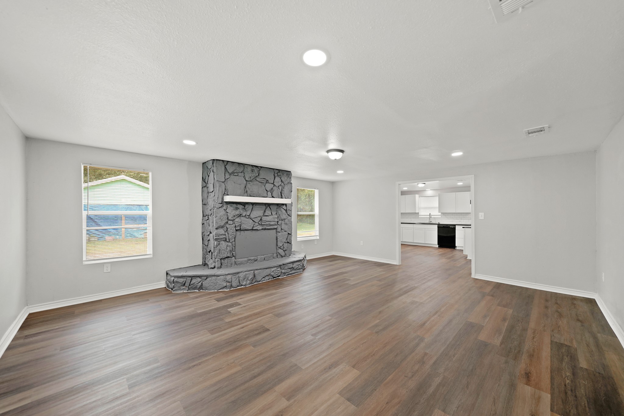 516 Coleman Street Clute, TX 77531 - Photo 2 of 11