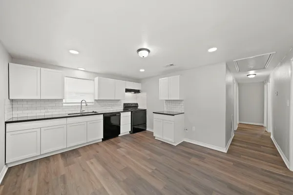 $1,525 | 516 Coleman Street, Clute, TX 77531