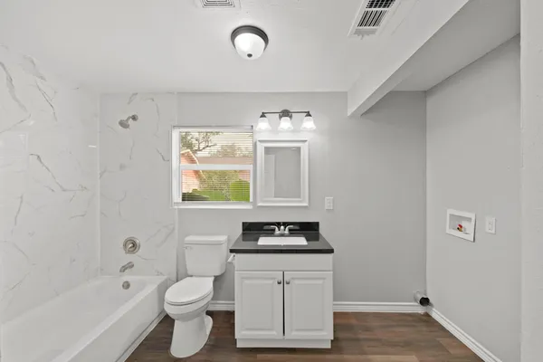 $1,525 | 516 Coleman Street, Clute, TX 77531