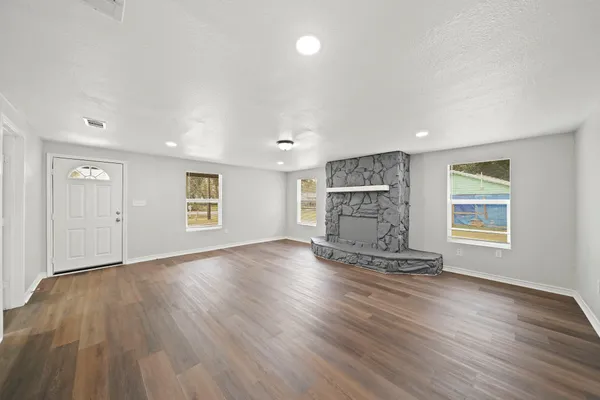 $1,525 | 516 Coleman Street, Clute, TX 77531