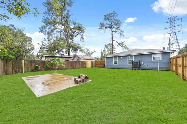 $1,525 | 516 Coleman Street, Clute, TX 77531