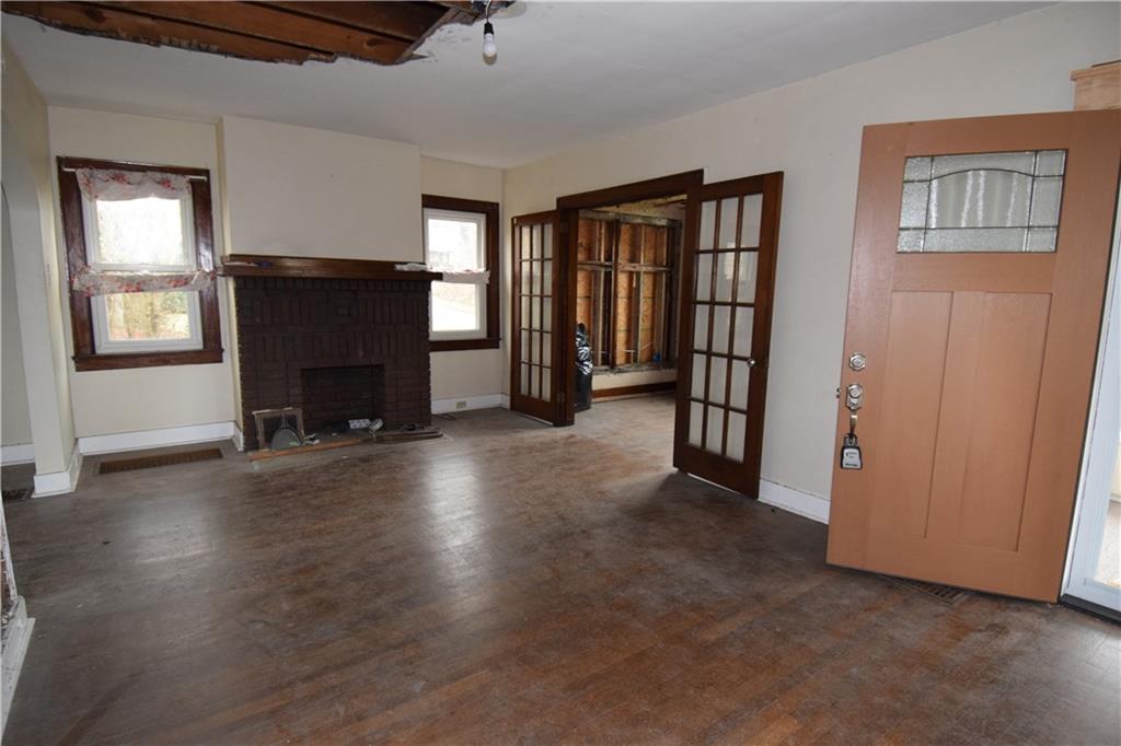621 Watson Street Coraopolis, PA 15108 - Photo 4 of 32 an empty room with mirror and a window