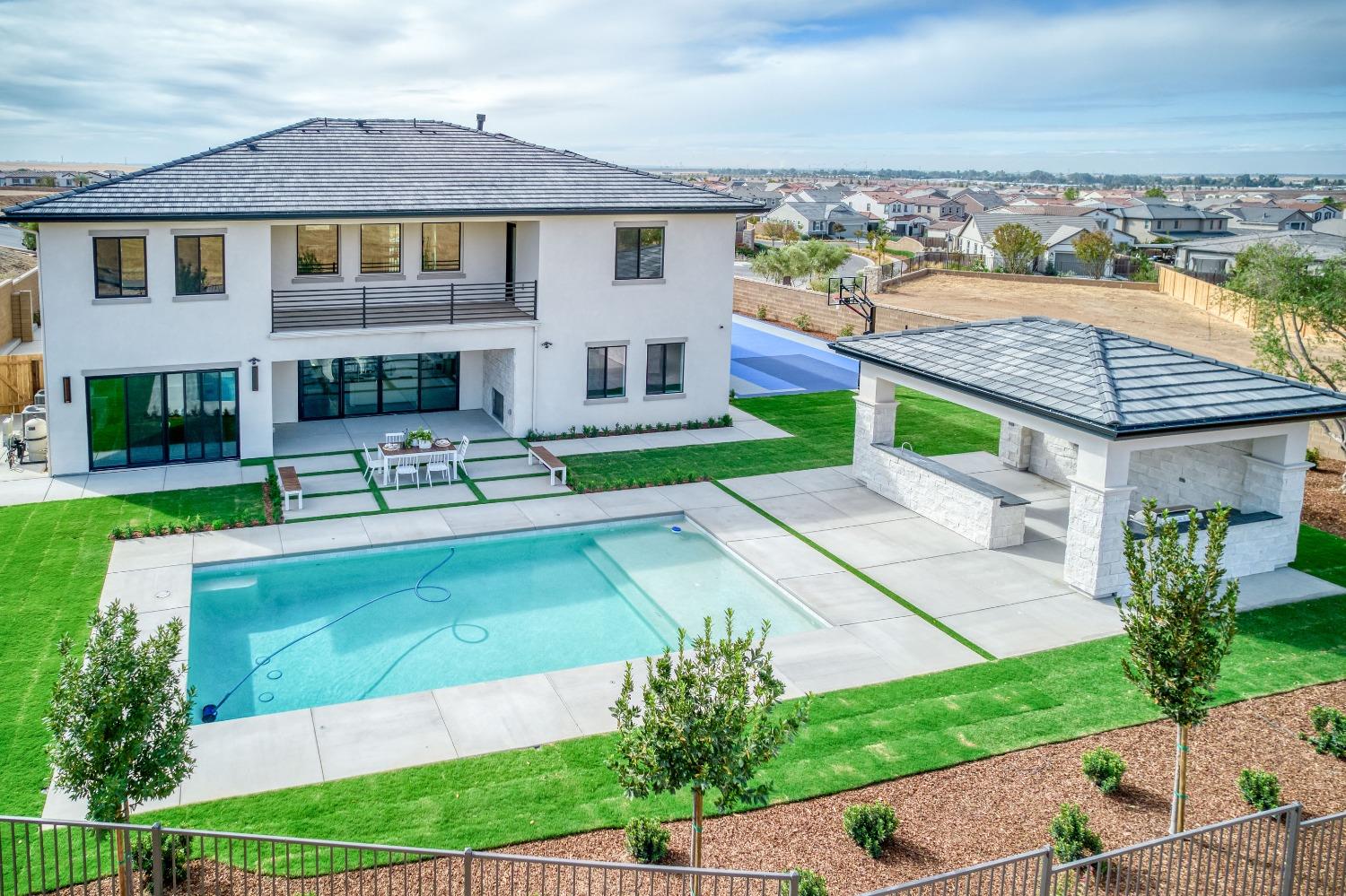 881 Terrace Place Madera, CA 93636 - Photo 83 of 85 a front view of a house with garden