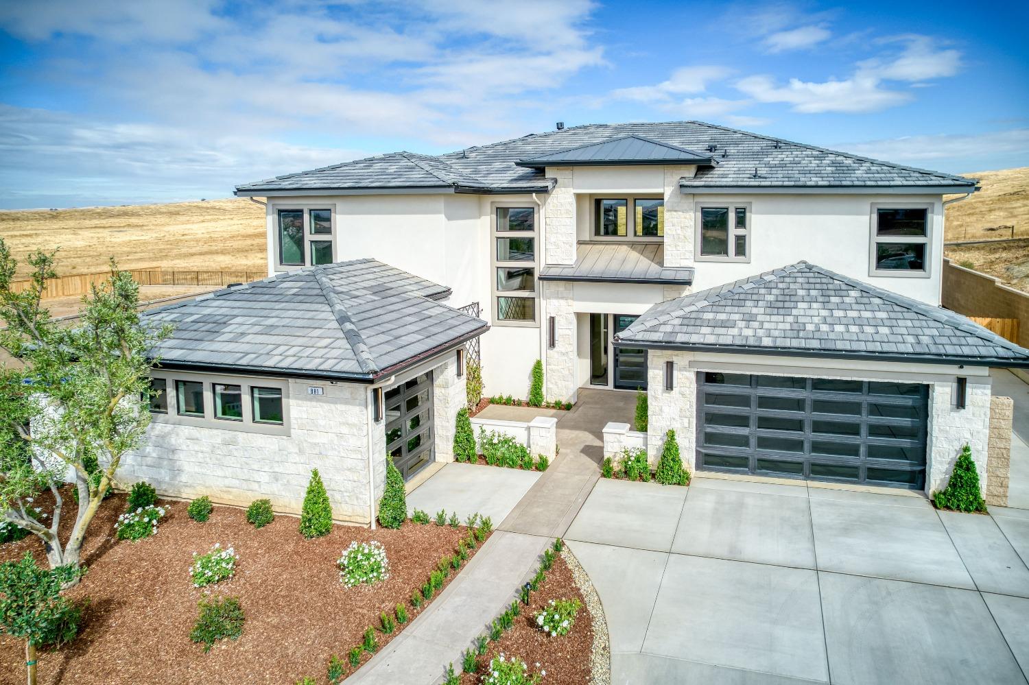 881 Terrace Place Madera, CA 93636 - Photo 85 of 85 a front view of a house with a garden