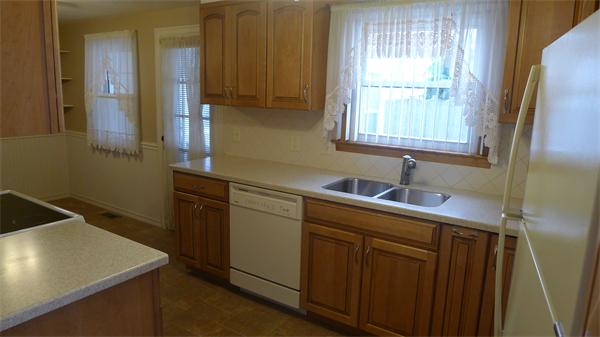 42 Gillette Circle Springfield, MA 01118 - Photo 3 of 27 Gallery Image 3