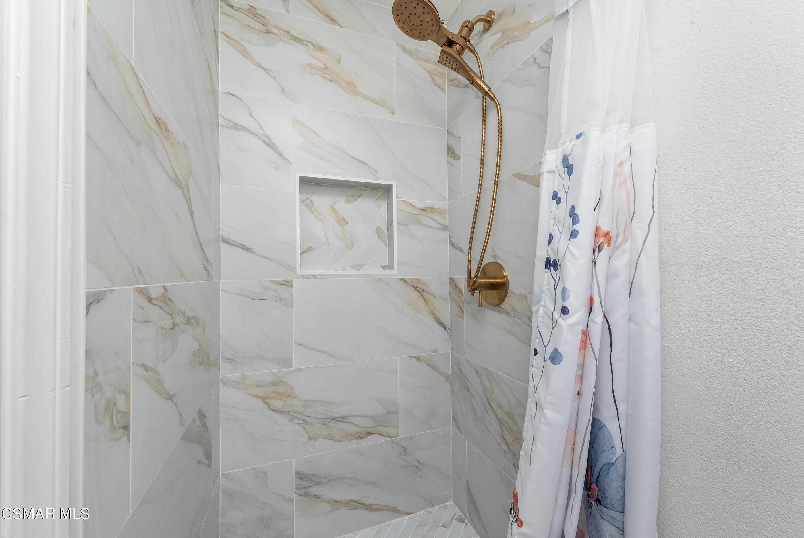 3386 Texas Avenue Simi Valley, CA 93063 - Photo 33 of 71 a bathroom with a shower