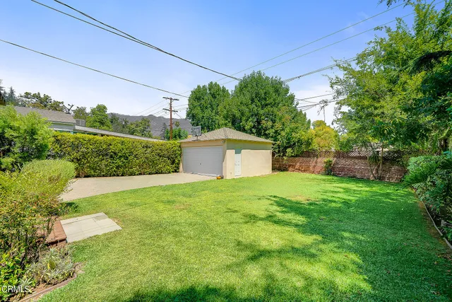 a view of a back yard