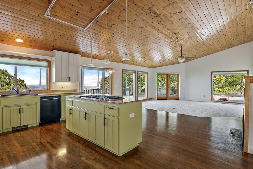 4096 North Roxy Drive Medford, OR 97504 - Photo 13 of 62 19