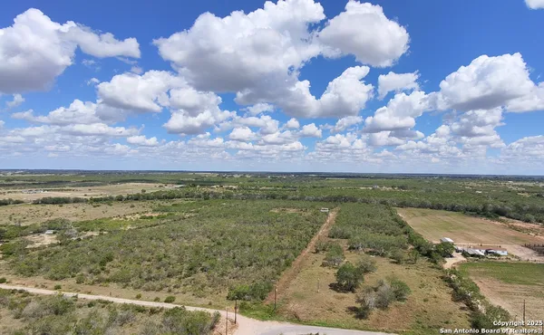 $265,000 | 299 Cr 779 Devine Tx 78016, Devine, TX 78016