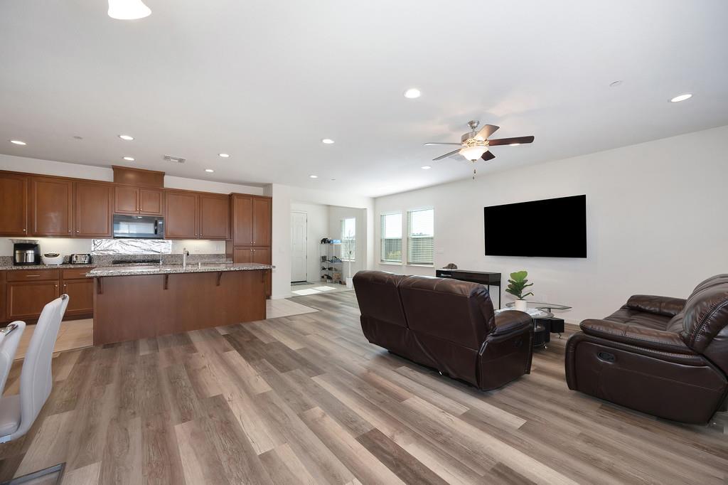 7905 Springarden Way Sacramento, CA 95828 - Photo 12 of 23