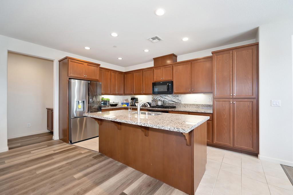 7905 Springarden Way Sacramento, CA 95828 - Photo 6 of 23