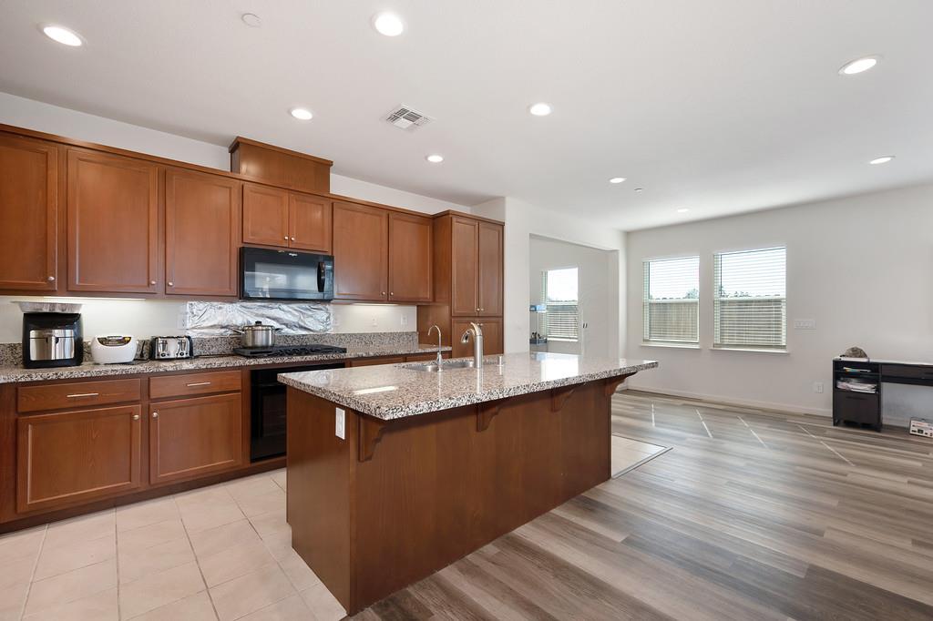 7905 Springarden Way Sacramento, CA 95828 - Photo 7 of 23