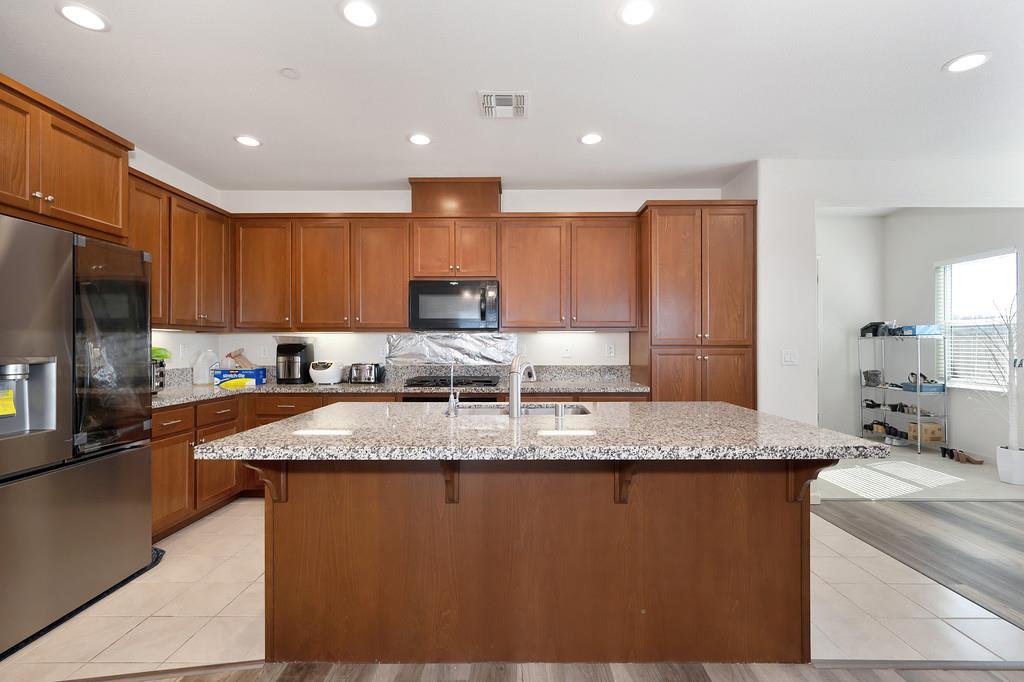 7905 Springarden Way Sacramento, CA 95828 - Photo 8 of 23