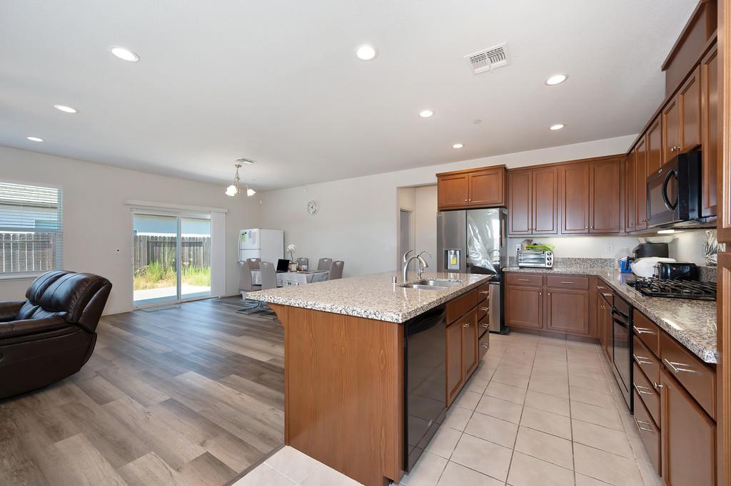 7905 Springarden Way Sacramento, CA 95828 - Photo 9 of 23