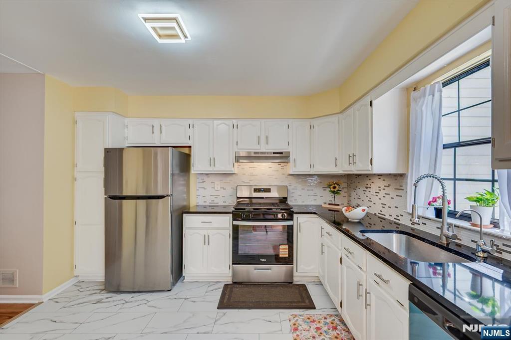 1402 Maplecrest Road, Unit 1402 Edison, NJ 08820 - Photo 19 of 37 a kitchen with a refrigerator a stove and a sink