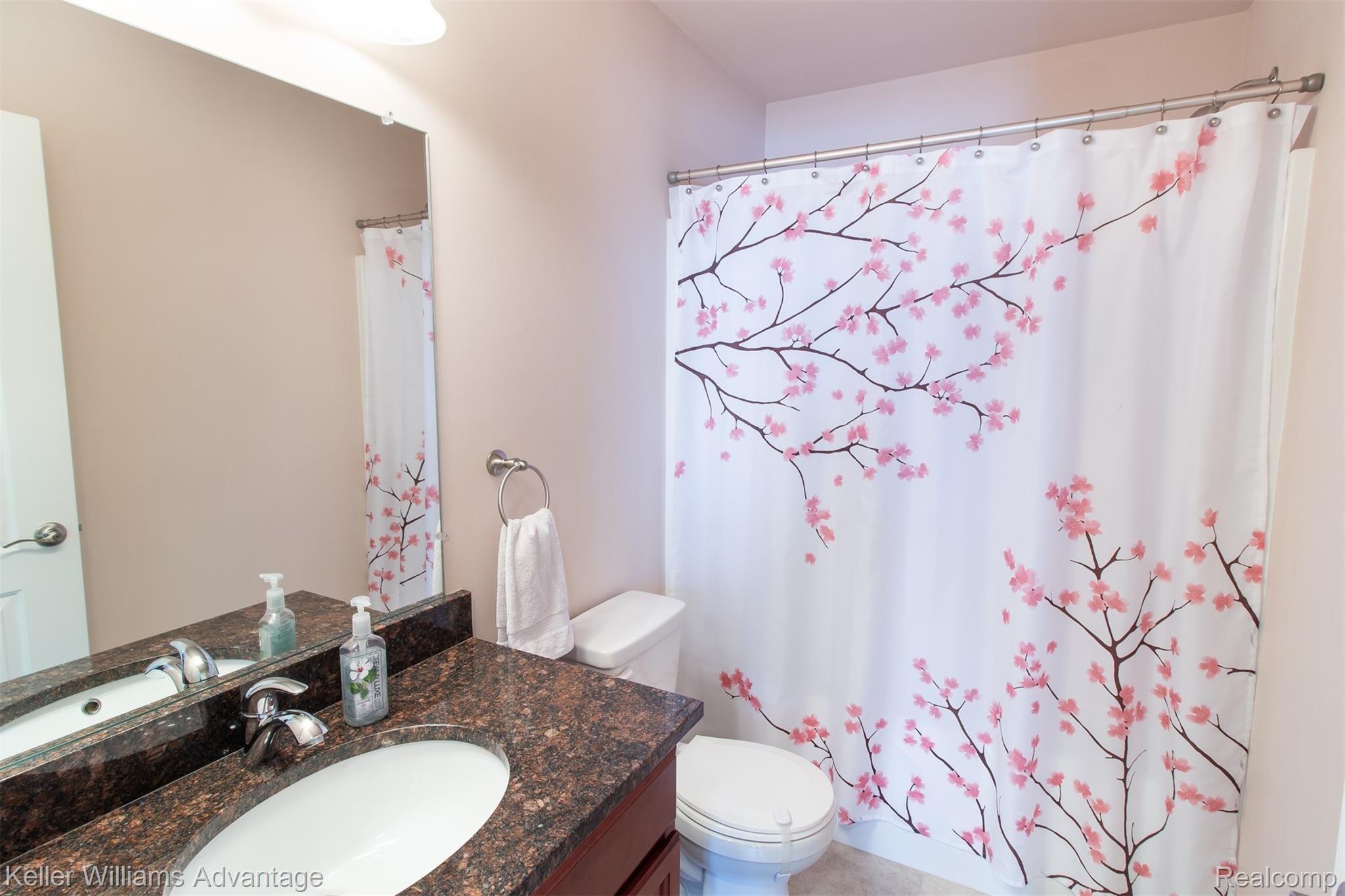 29447 Geraldine Road Farmington, MI 48336 - Photo 24 of 35 GeraldineRd_29447_FullBath.jpg