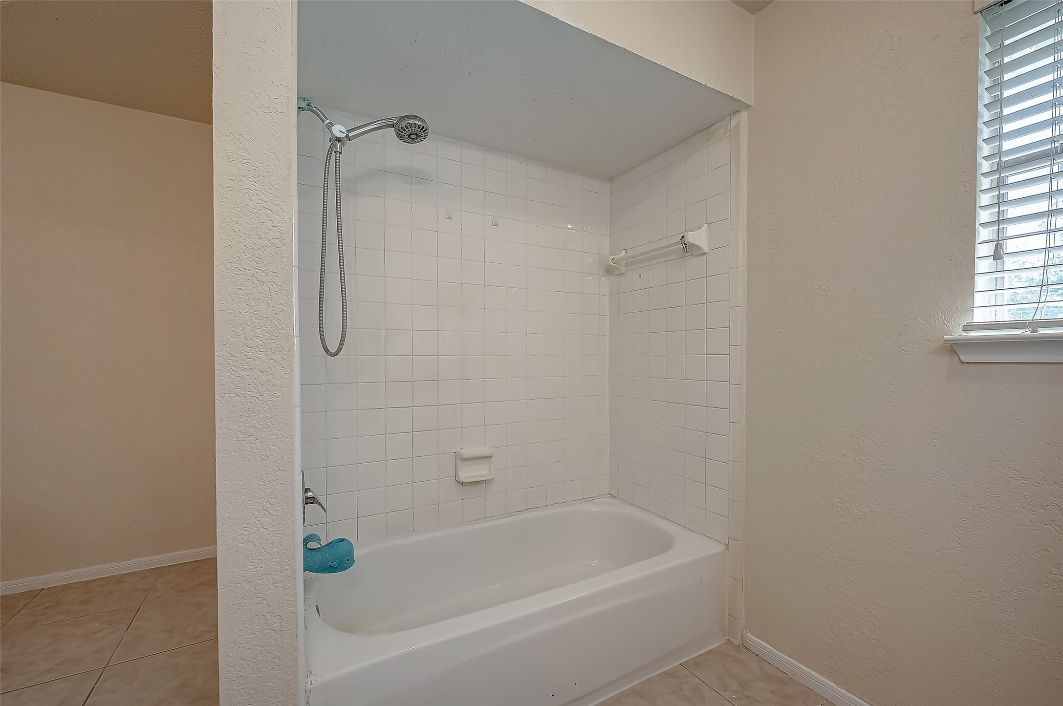 2907 Little Branch Court Houston, TX 77082 - Photo 31 of 50 a bathroom with a bathtub