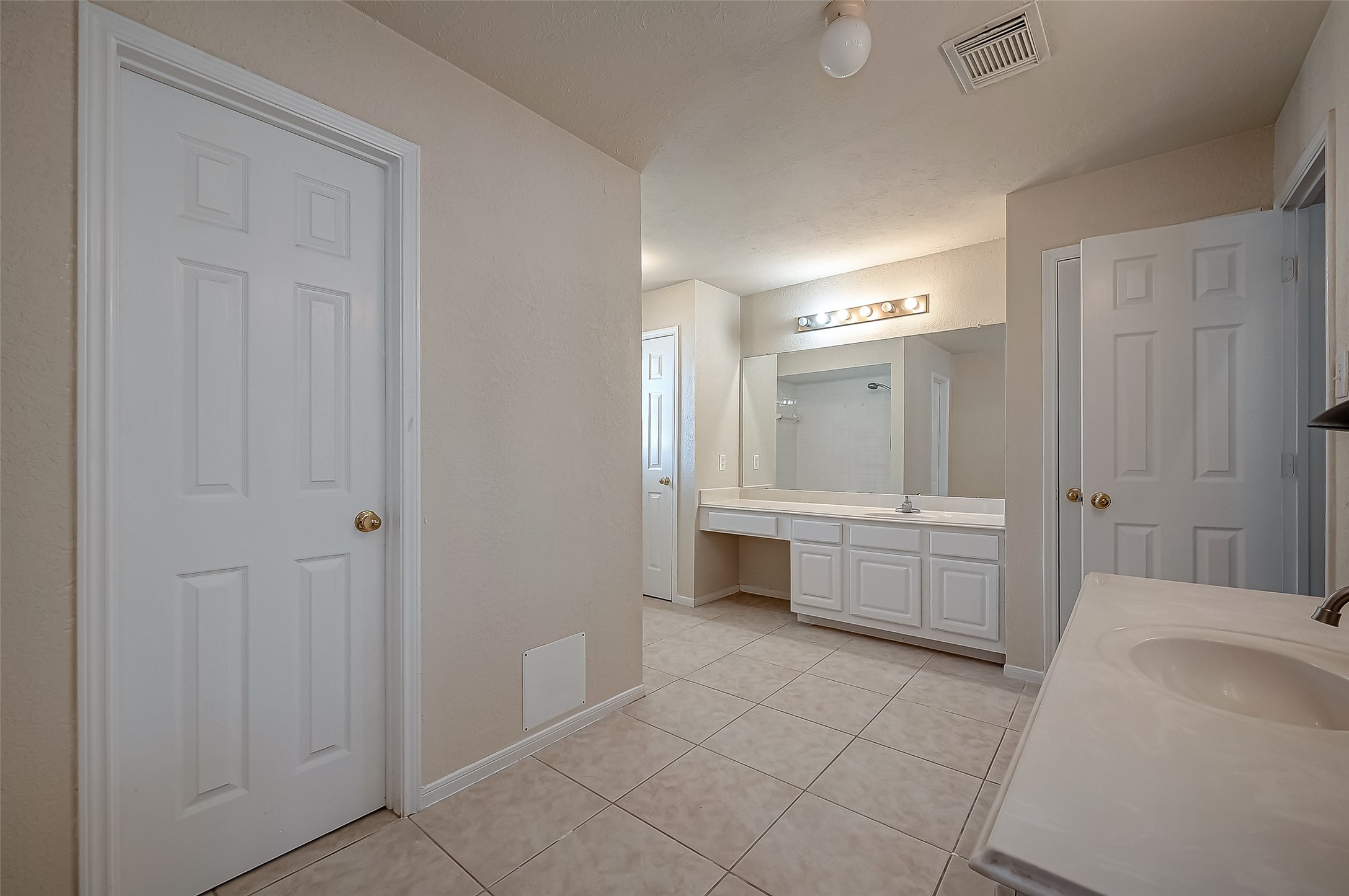 2907 Little Branch Court Houston, TX 77082 - Photo 33 of 50 a bathroom with a mirror a sink and a bathtub