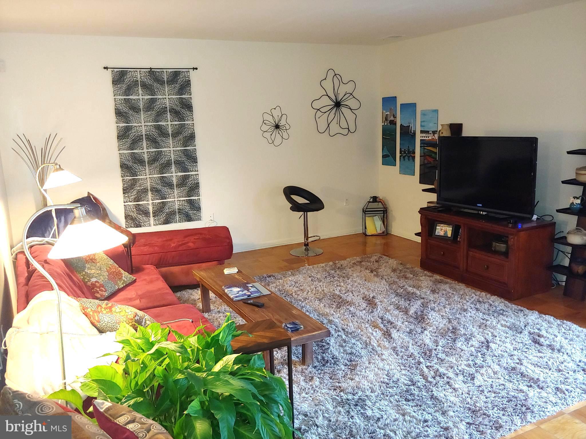 23 E Hamill Road, Unit 23E Baltimore, MD 21210 - Photo 2 of 11 Living Room