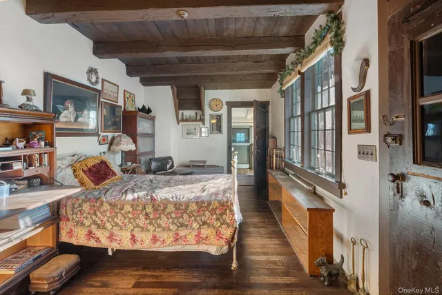 a bed room with furniture and a rug