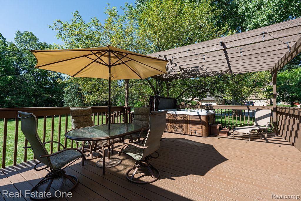 1692 Snowden Circle Rochester, MI 48306 - Photo 3 of 40 Deck off of Family Room