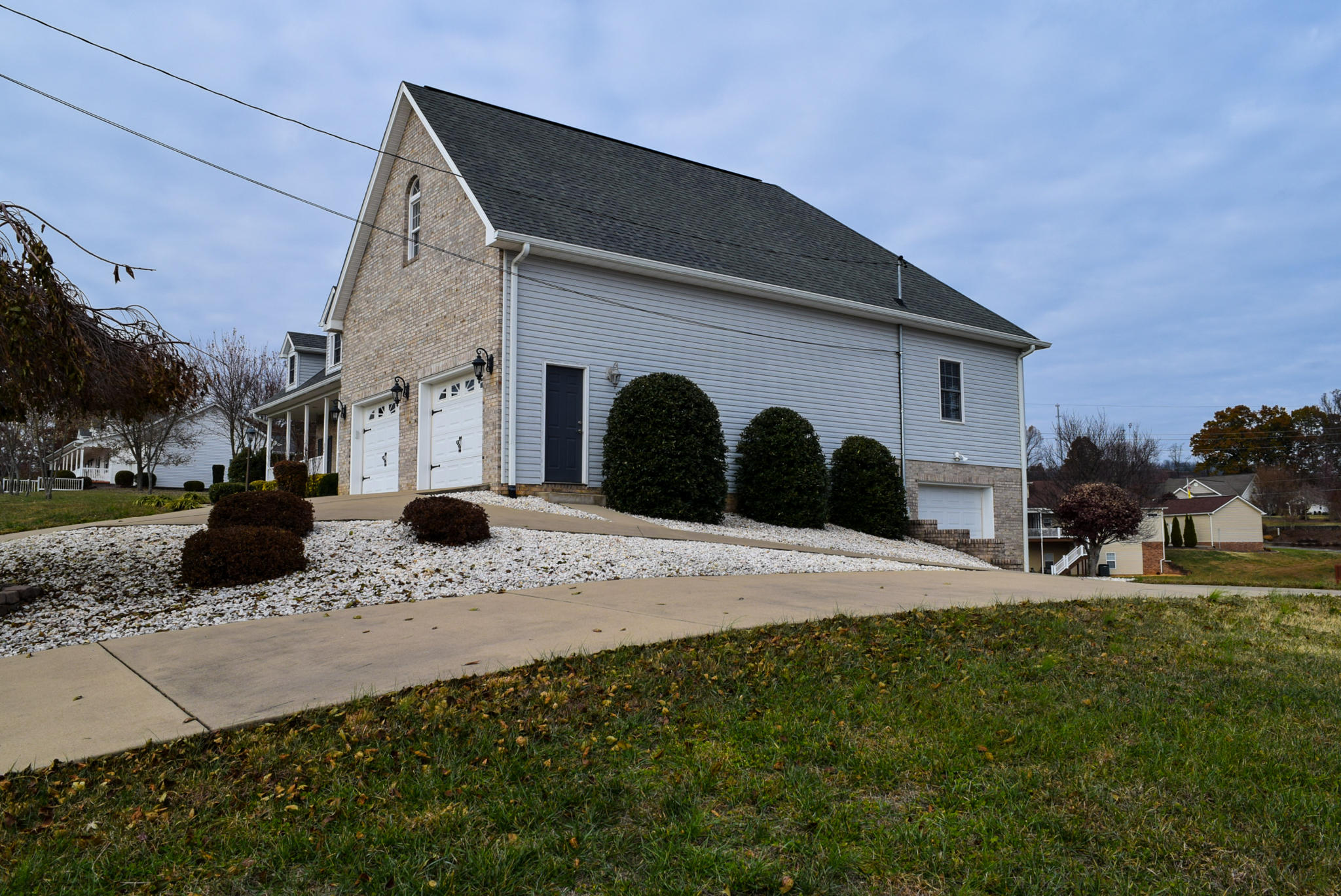 592 Sand Ridge Circle Jonesborough, TN 37659 - Photo 5 of 39 Side view to basement driveway
