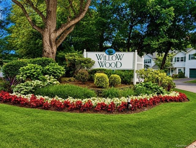 39 Merrimack Road Smithtown, NY 11787 - Photo 3 of 12 Entrance Willow Wood