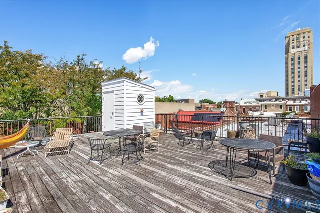 a view of a water fountain in front of a building